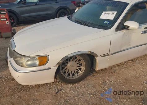 1999 Lincoln Town Car Signature z USA, uszkodzony, nr VIN 1LNHM82W9XY655949